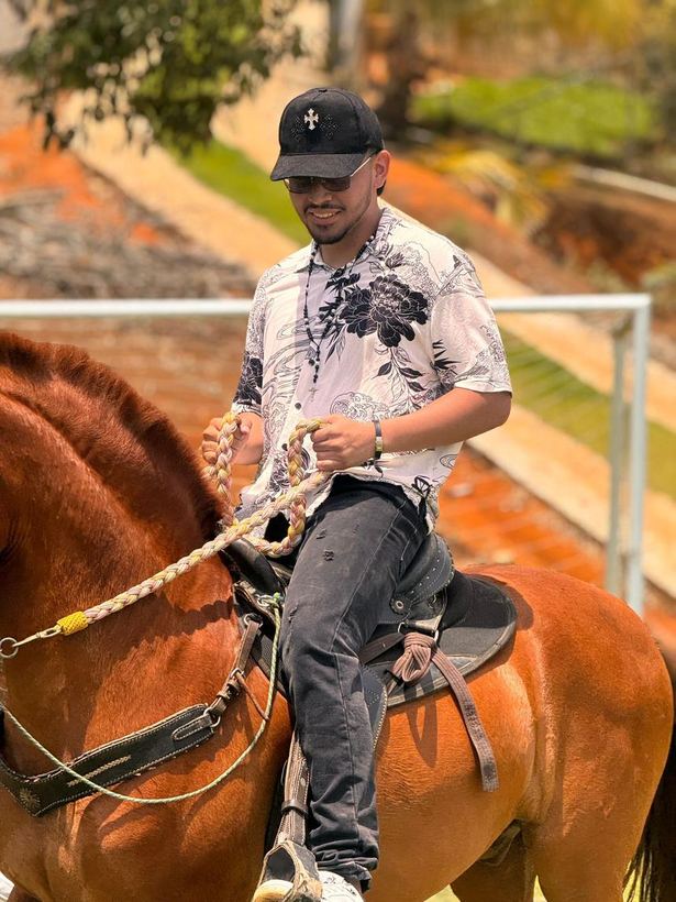 Dueño de Sagrada Piedra con la gorra Tres Coronas sobre su caballo